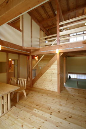 木組みの家吹き抜けの2階手すり　所沢市施工事例