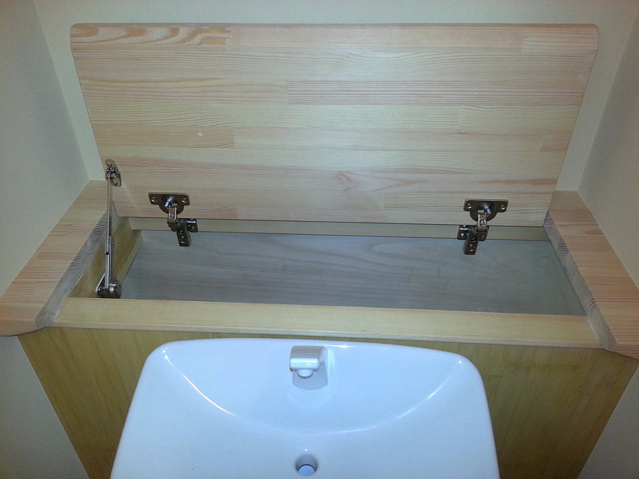 トイレの背面収納は赤松のカウンターの開閉で収納