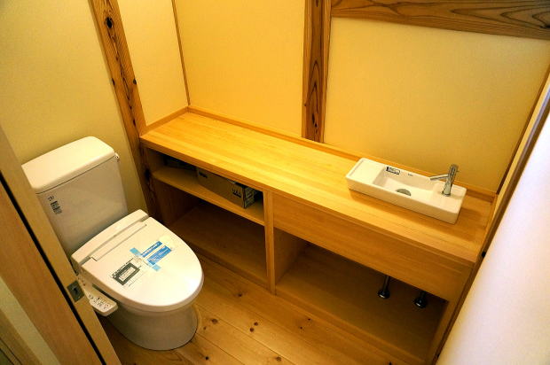 トイレの手洗いカウンターは天然木の赤松材で