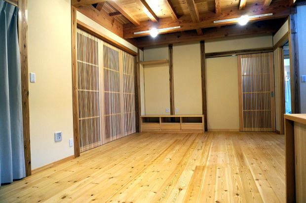 赤松の無垢の床材30mmを貼ったリビングダイニング　埼玉県日高市事例写真