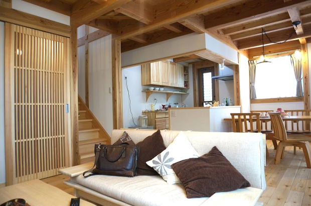 自然素材の家　規格型注文住宅リビングダイニング　リビング階段　飯能市事例写真
