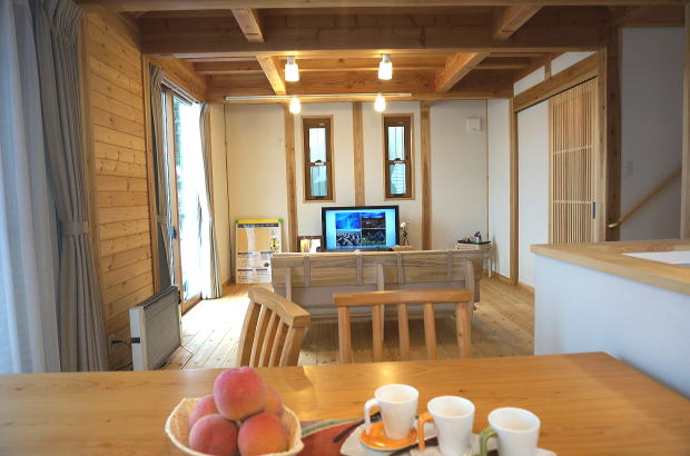 自然素材の家　規格型注文住宅リビングダイニング　天井は2階床組み表しに　飯能市事例写真