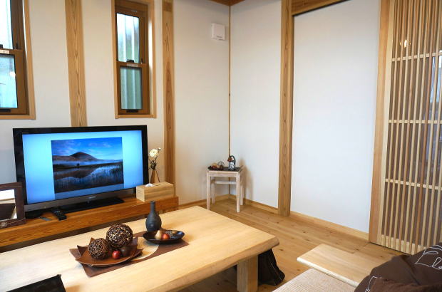 &nbsp;自然素材の家　規格型注文住宅リビングダイニング　柱が見える真壁構造　飯能市事例写真
