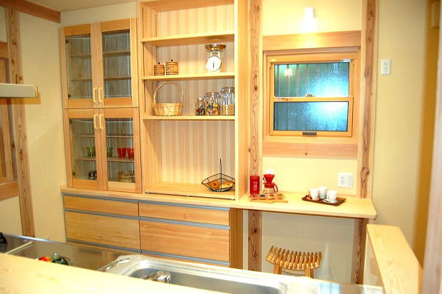 赤松の食器棚と造作棚のレンジ台　ゴミ箱スペースも設けた対面キッチンの使いやすい動線