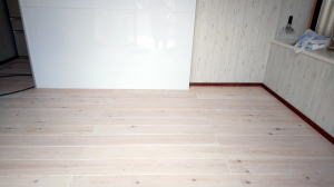 赤松の床材をプラネットカラーのホワイトのつや消しで塗装