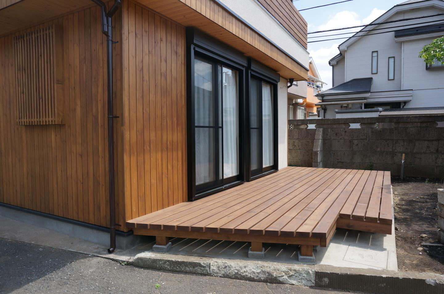 水やシロアリに強いヒバ材で造ったウッドデッキ
