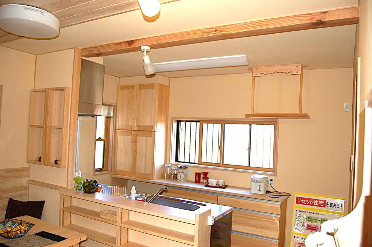アフター オープンキッチンに隣家に接した雨戸が開けられない大きな掃き出し窓。使い勝手が悪く不満だったキッチンを対面式にして大きな掃き出し窓を小さい窓に変えて造り付けのベンチ収納とカウンター収納を作った事例写真 入間市事例 アフター オープンキッチンに隣家に接した雨戸が開けられない大きな掃き出し窓。使い勝手が悪く不満だったキッチンを対面式にして大きな掃き出し窓を小さい窓に変えて造り付けのベンチ収納とカウンター収納を作った事例写真 入間市事例