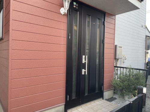 結露のひどかった玄関ドアを断熱ドアの玄関に交換はカバー工法で１日で完了　ビフォー