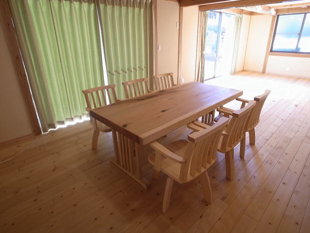 ダイニングテーブルは　杉の銘木で自社制作の一枚板のテーブルとオリジナルのダイニングチェア